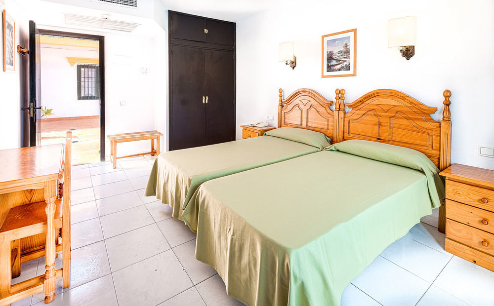 Hotel Globales Pueblo Andaluz San Pedro de Alcántara Exterior foto